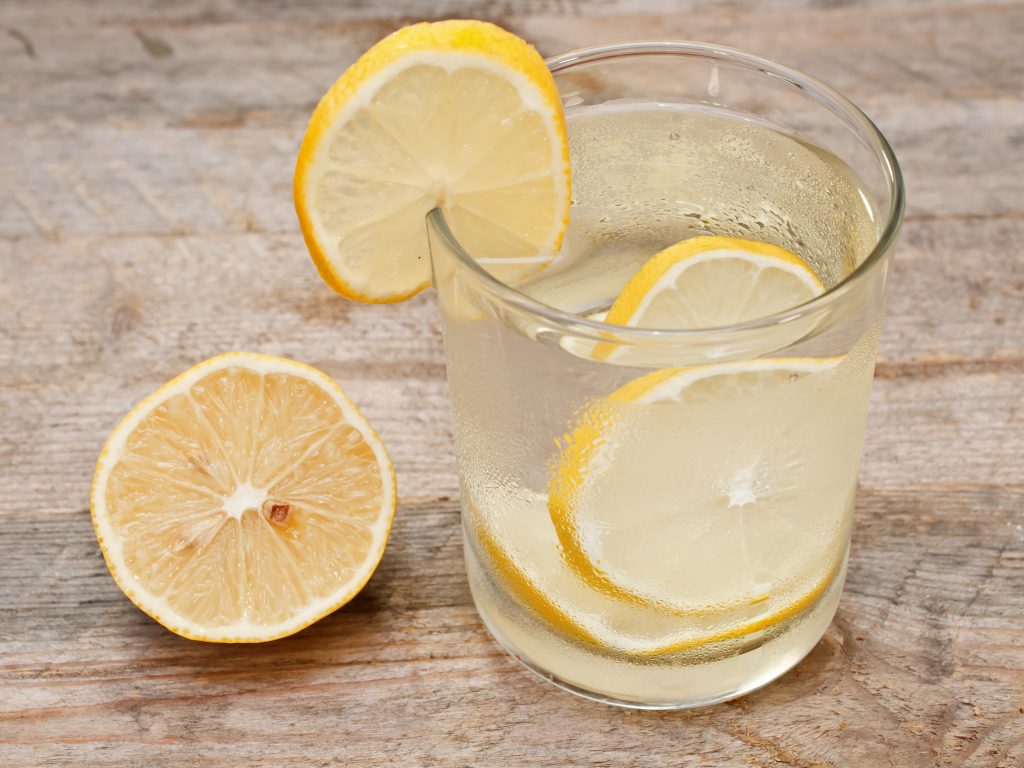 Oubliez le citron à l’eau chaude ! Voici 3 boissons qui éliminent la graisse.